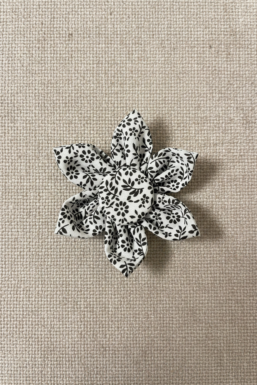 Ditsy Print Collar Flower