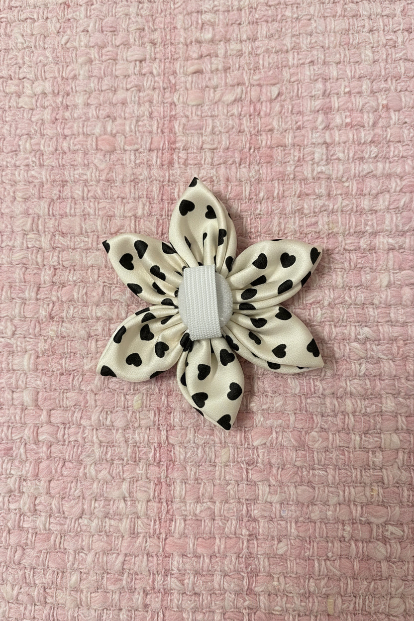 Black & White Collar Flower