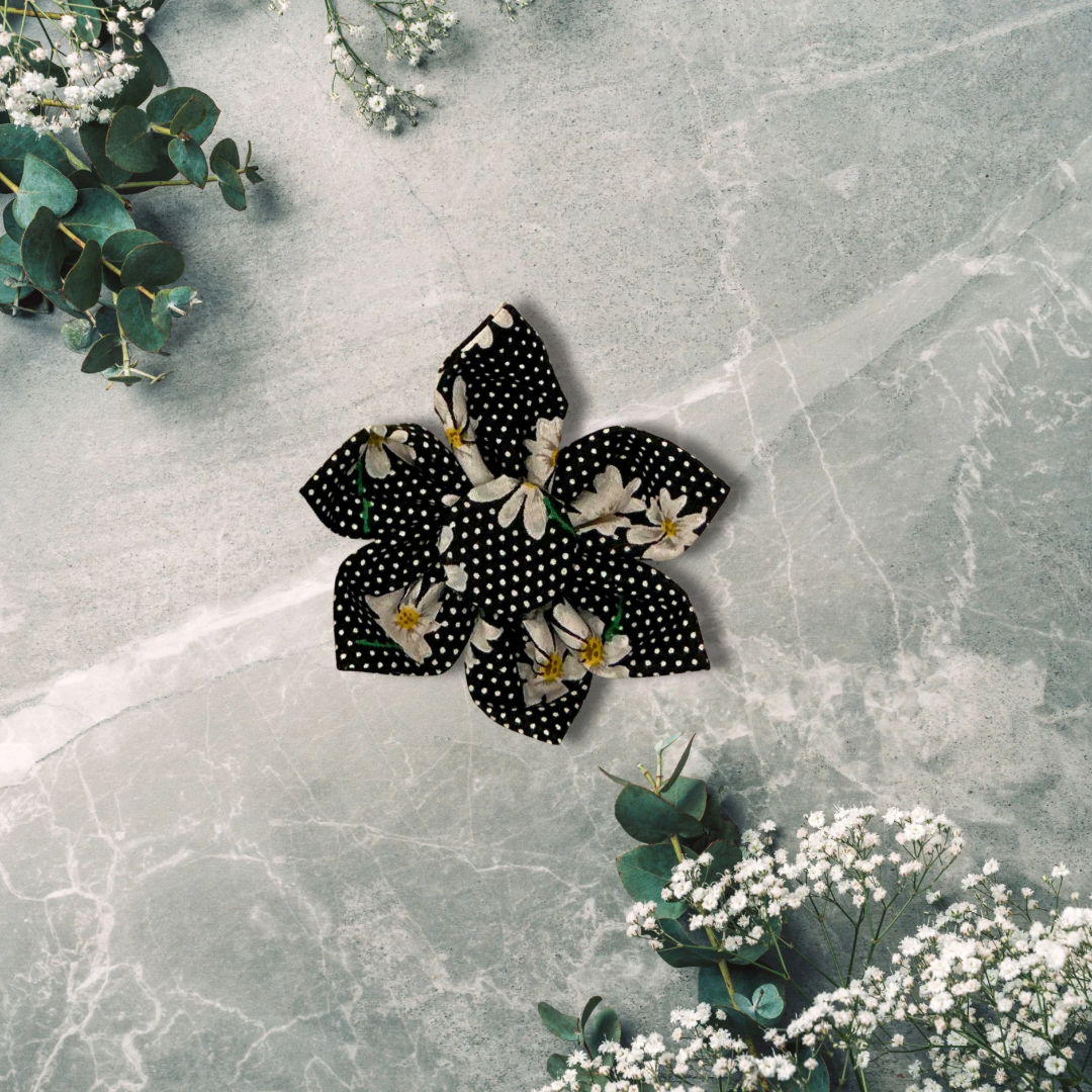 Mono Magic: Daisy Collar Flower