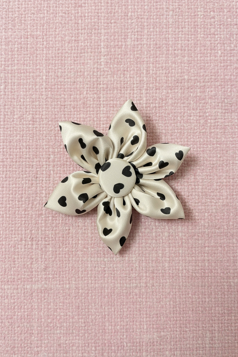 Black & White Collar Flower