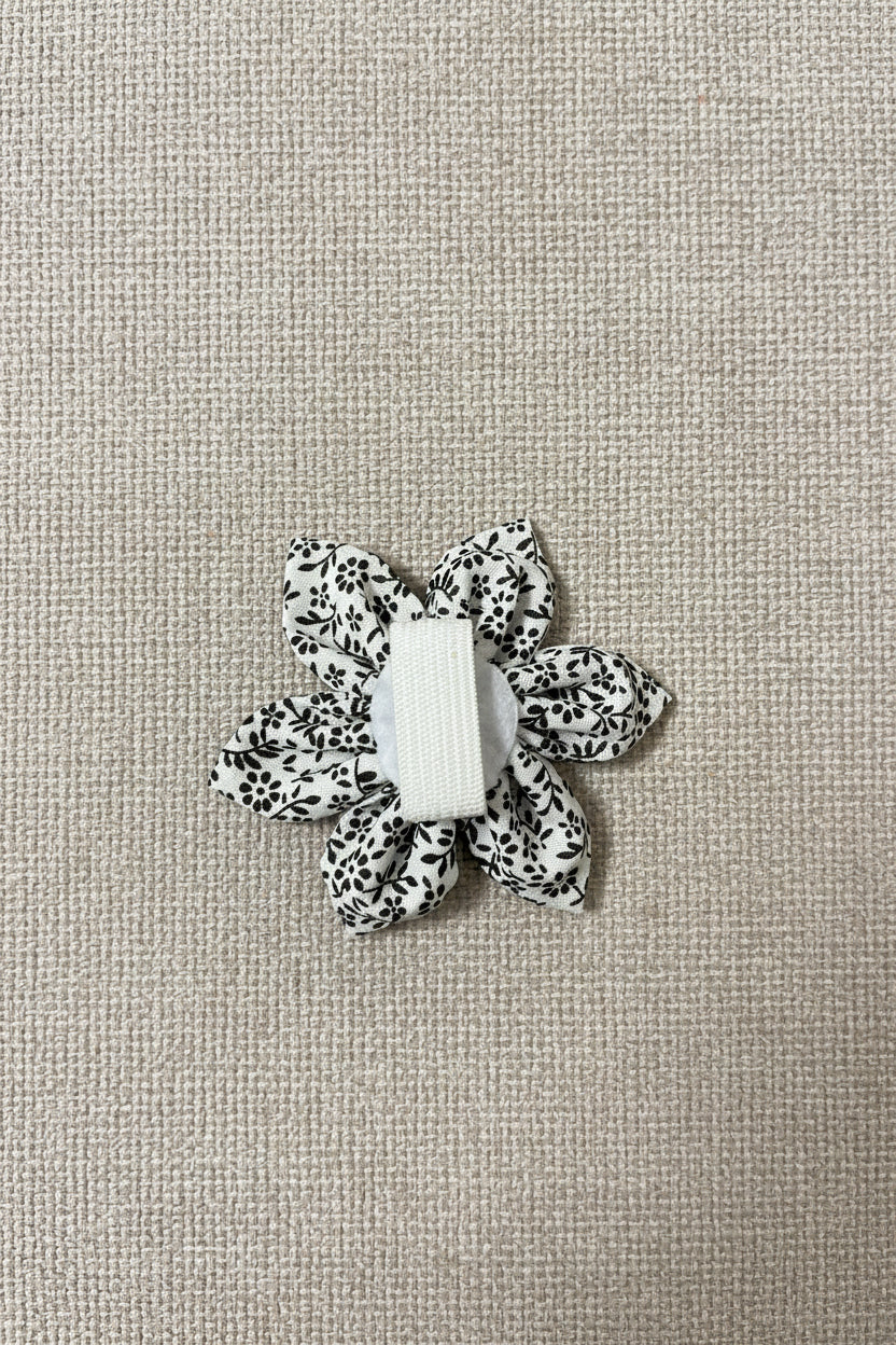 Ditsy Print Collar Flower