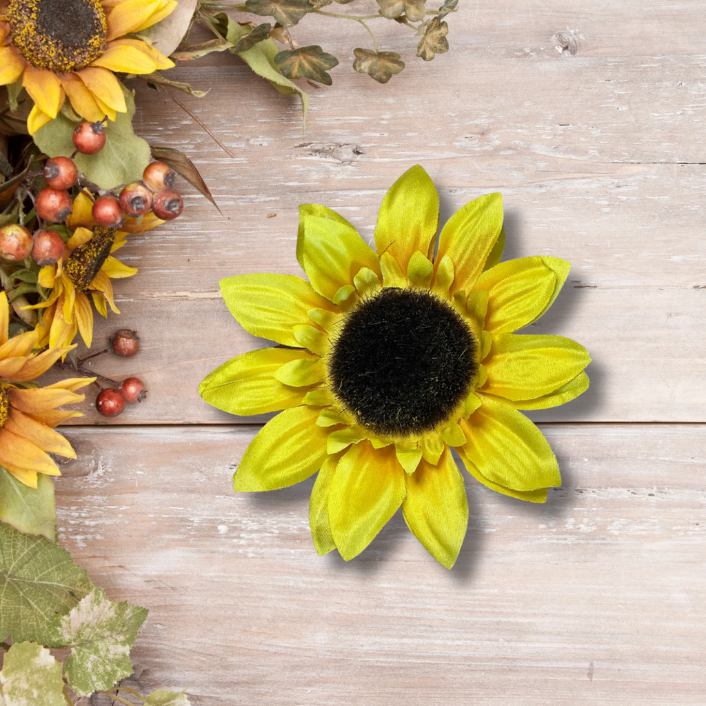 Retro Sunbeam Collar Flower